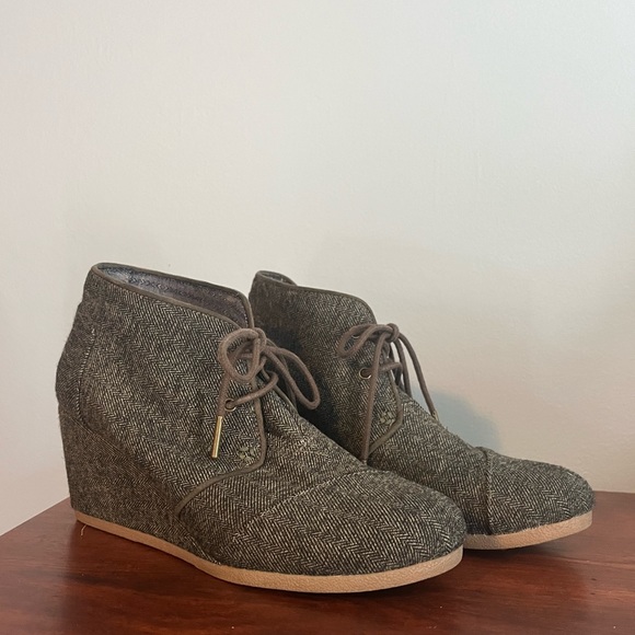Shoes - Toms Wedge Booties size 9